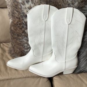 MADDEN GIRL SIZE 7 NWOT WHITE IN COLOR